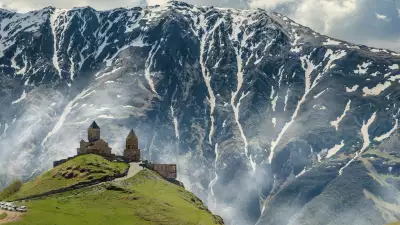 Крепость Ананури, Арка Дружбы, Казбеги